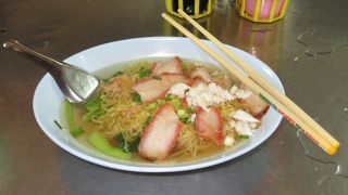 うわさに聞く蟹肉入りバミーを食べに．．．