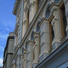 人の配列が印象的な彫刻でした。