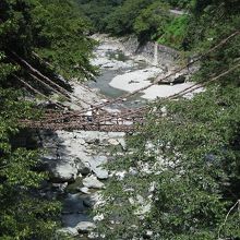 結構川から高いところに架かっている祖谷のかずら橋