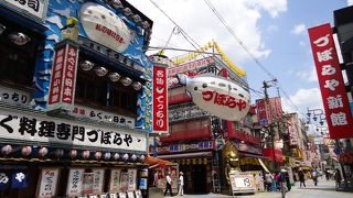 派手な看板が並ぶ