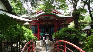 井の頭池上に建つ