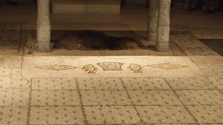 教会内のパンと魚のモザイクが見所