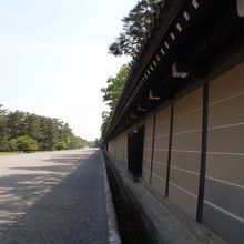 御所を囲む土塀