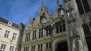 市庁舎のとなり。