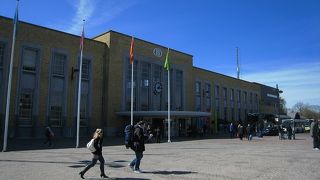 近代的で便利な駅。