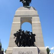 ３つの戦争で戦ったカナダ兵を讃える碑
