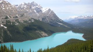 美しいターコイズブルーの湖