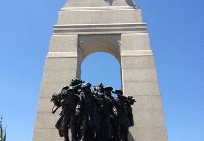 ３つの戦争で戦ったカナダ兵を讃える碑