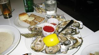 カウンター席で