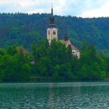 美しい水面に浮かぶブレッド城