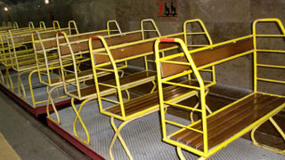 トロッコ列車に乗って鍾乳洞の中へと進みます