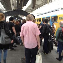 混乱状態のプラットホームです。