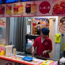 店員さんが暑い中焼いてます