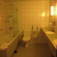 バスにシャワーがついています。洗面が二つありました。