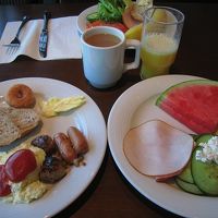 朝食は洋食のビュッフェスタイルです。へリングも出てました。