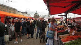 港近くの露店街。