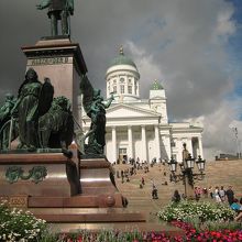 広場からの姿です。銅像はロシア皇帝アレクサンドル２世とか。