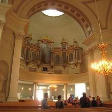 教会内部です。金色の装飾が印象的でした。