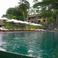 プールから水が溢れ出してます