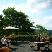 レストランのテラスシート。ここからプールが見下ろせます！