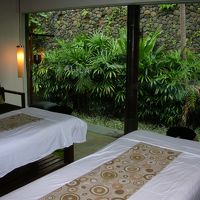 窓が大きくて開放的なエステルーム