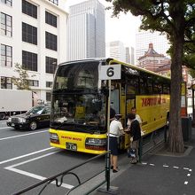 バスです。東京駅丸の内南口から出発です。