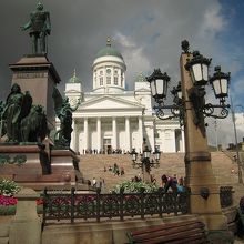 広場の中央にはベンチなどもあり撮影ポイントです。