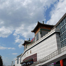 この「紅橋市場」の向こう側、北東へ曲がった通りに面しています