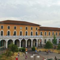 窓をのぞけば駅前広場。