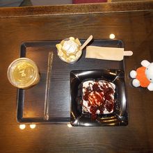 マロンパフェに栗のクレープです。りんごジュースもあります。