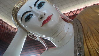 巨大な寝仏像は見ごたえがあります