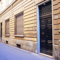 ドアの前で「Mua」の表札を探して、ベルを鳴らす。