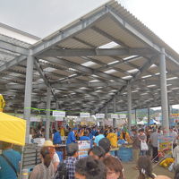 賑わってる後ろに見えるのがホテルです。