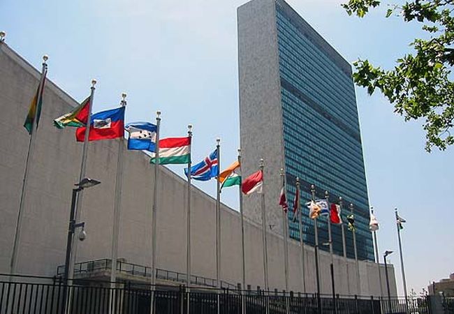国連加盟国の国旗が並ぶ国連本部