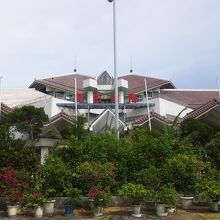 空港を出てすぐに南国を感じられるガーデンが