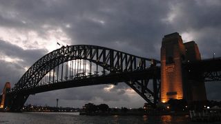 シドニー湾に架かる橋