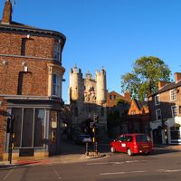 ホテルをでたすぐ脇の風景（市内中心部へのゲートタワー）