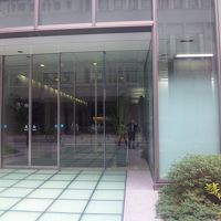 まだ新しくてきれいなビル