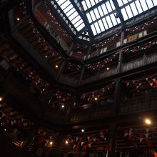 内部も木造の吹き抜けが印象に残ります