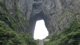 ガラスの桟道はスリル満点