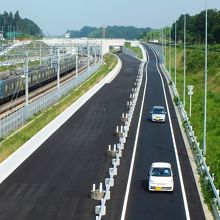 駅の両側空き地では、「北千葉道路」が着々と共用しつつある。