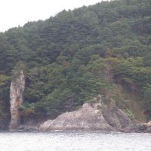 左端の縦長の岩がローソク岩