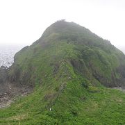 海に突き出た島のような小山