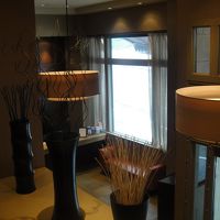 メザニンからロビーを見下ろす