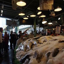 マーケットの名物。お魚スロー。みんなで歌を歌いながら