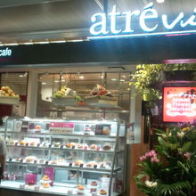 すぐお隣が花屋なので分かりにくい