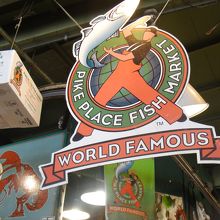 市場の入口にある魚屋さん。豚のレイチェルのすぐ横