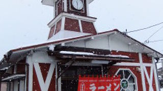 ミニ札幌時計台の建物が目印