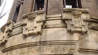 マヤインカの装飾をまとったレトロビル　芝川ビル