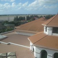 空港の管制塔が見えます